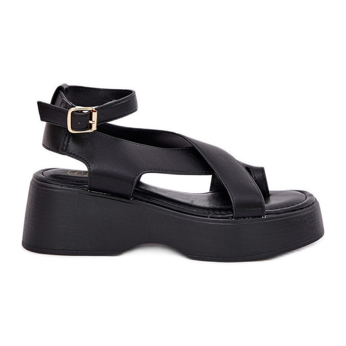 Sandales féminines sur la plate-forme et un coin en cuir Eco Black le noir