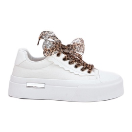 Baskets pour femmes sur une plate-forme massive avec un laçage décoratif blanc blanche Baskets pour femmes sur une plate-forme massive avec un laçage décoratif blanc blanche