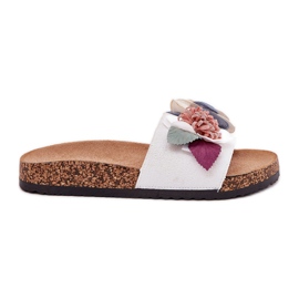 Les tongs pour femmes avec des fleurs sur une plate-forme de liège blanc blanche