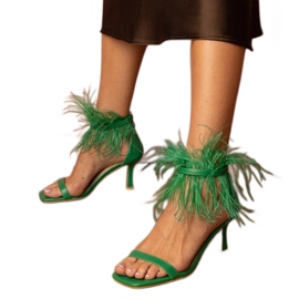 Sandales vertes sur une épingle avec des plumes