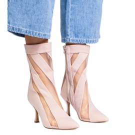 Bottes en satin beige avec un maillage sur un talon haut