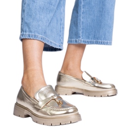 Mocassins élégants dorés avec écara avec décoration