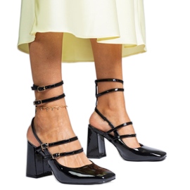 Les sandales noires ont été vernies sur le poteau