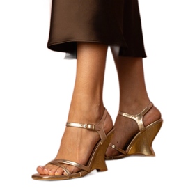 Sandales féminines d'or en coin doré