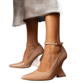 Escarpins compensés en cuir verni beige