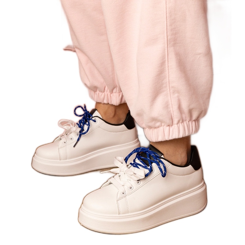 Baskets sportives blanches sur la plate-forme Baskets sportives blanches sur la plate-forme