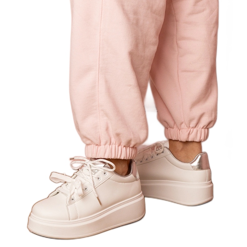 Baskets sportives blanches et argentées sur la plate-forme Baskets sportives blanches et argentées sur la plate-forme