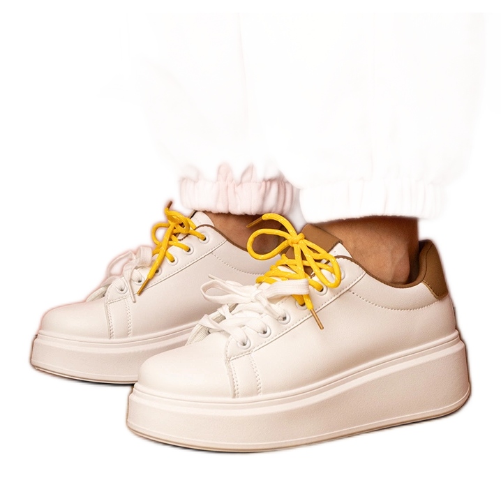 Baskets sportives brun blancs sur la plate-forme blanche Baskets sportives brun blancs sur la plate-forme blanche