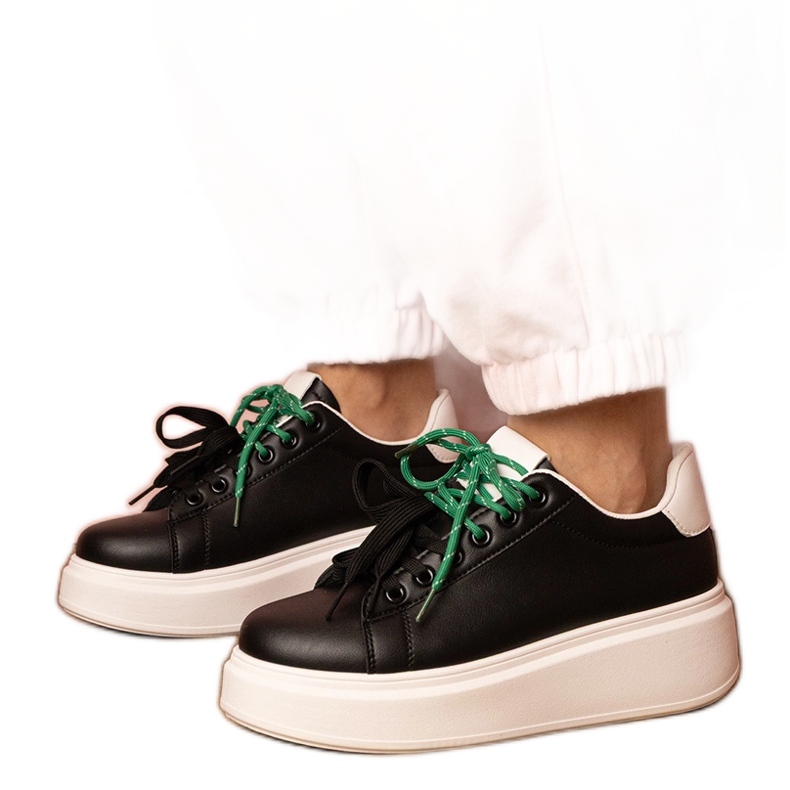 Baskets sportives noires sur la plate-forme le noir