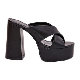 Slippers pour femmes sur la plate-forme et le pilier noir