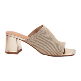 Talons des femmes avec du pistil doré d'or