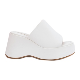 Slippers pour femmes en cuir Eco sur la plate-forme et coins blancs