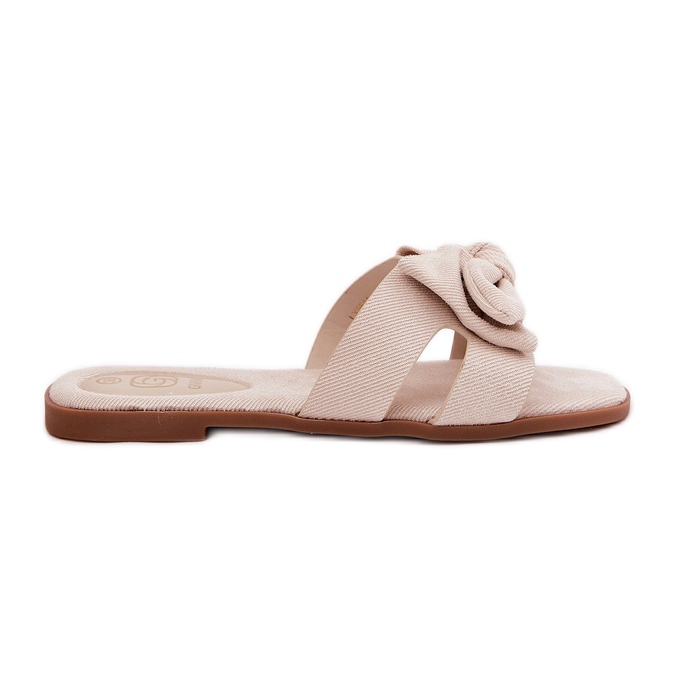 Les tongs plats des femmes avec un beige arc