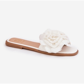 Les tongs pour femmes à thèmes à thèmes avec des fleurs décoratives blanches