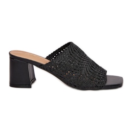 Les tongs des femmes avec des talons noirs