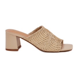Les tongs des femmes avec des talons beige Les tongs des femmes avec des talons beige