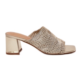 Les tongs des femmes avec des talons dorés