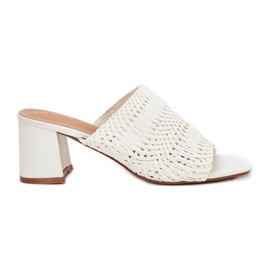 Les tongs des femmes avec des talons blancs