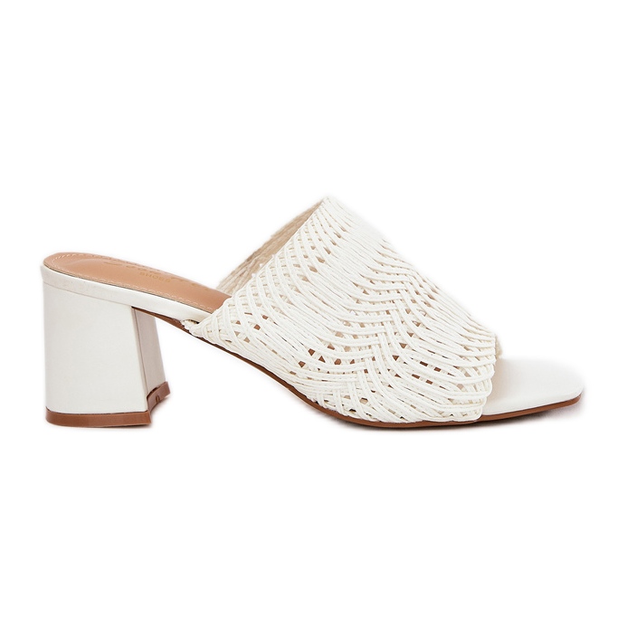 Les tongs des femmes avec des talons blancs blanche