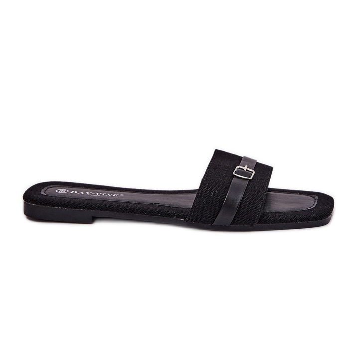 Les tongs plats des femmes avec ceinture et boucle noir Les tongs plats des femmes avec ceinture et boucle noir