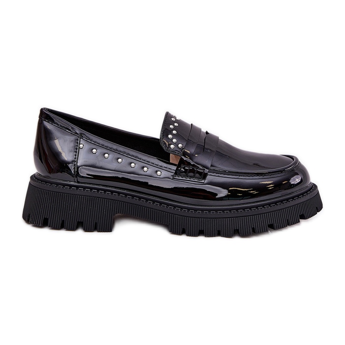 Les mocassins de femmes ont été vernies avec une décoration noire le noir