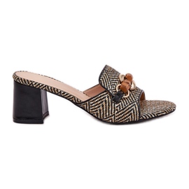 Talons des femmes avec une décoration noire le noir