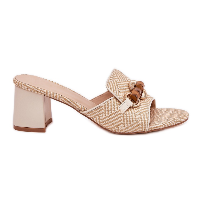 Talons des femmes avec une décoration beige Talons des femmes avec une décoration beige