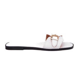 Les tongs des femmes plates avec une boucle dorée blanche