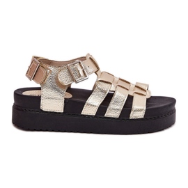 Sandales féminines sur la plate-forme avec boucles dorées