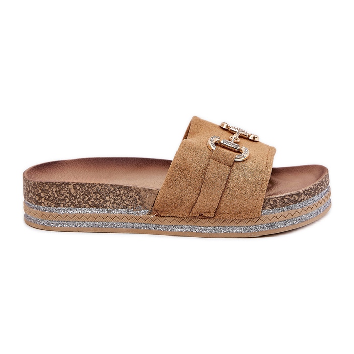 Les tongs pour femmes sur la plate-forme avec un ornement doré et des paillettes de chameau brun