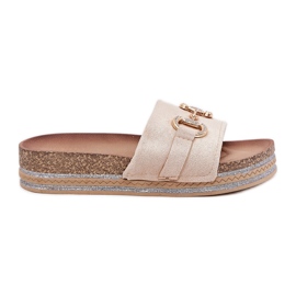 Les tongs des femmes sur la plate-forme avec un ornement doré et des paillettes beige Les tongs des femmes sur la plate-forme avec un ornement doré et des paillettes beige