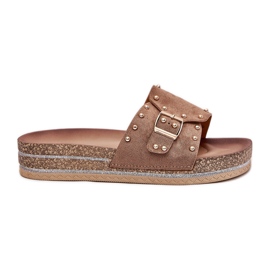 Slippers pour femmes sur la plate-forme avec une boucle et des goujons kaki beige