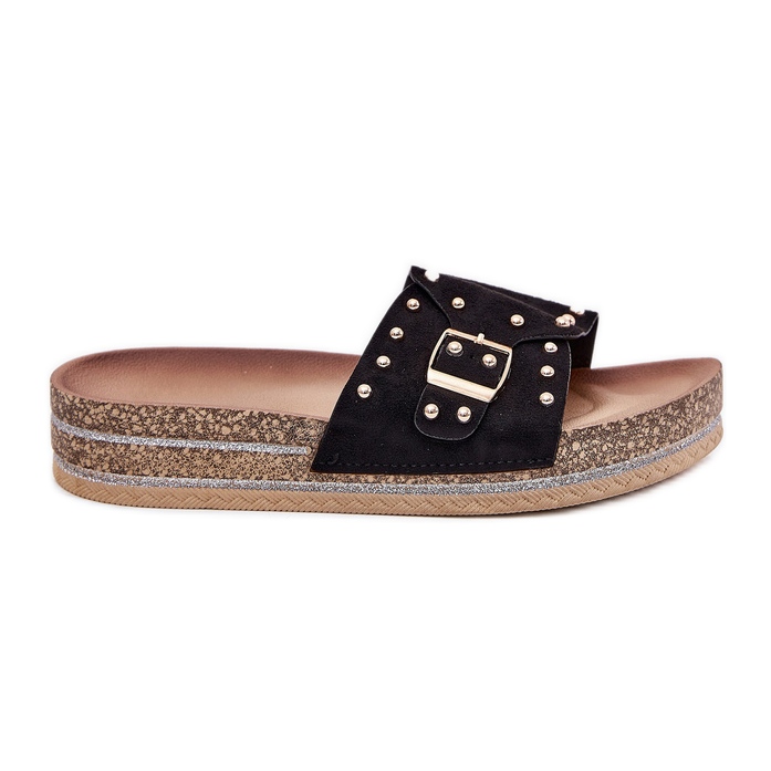 Slippers pour femmes sur la plate-forme avec une boucle et des goujons noirs le noir