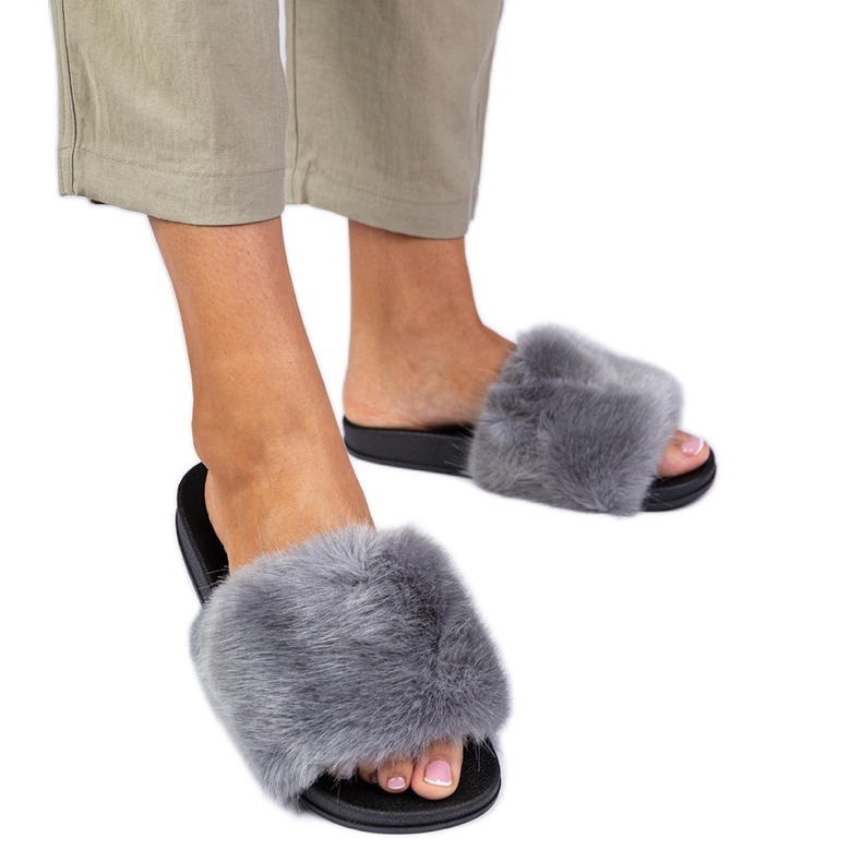Tongs grises avec fourrure
