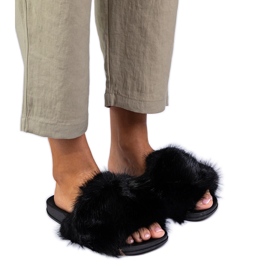 Chaussons noirs avec fourrure le noir