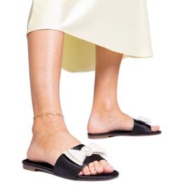 Les tongs noirs en satin avec un arc dans les perles