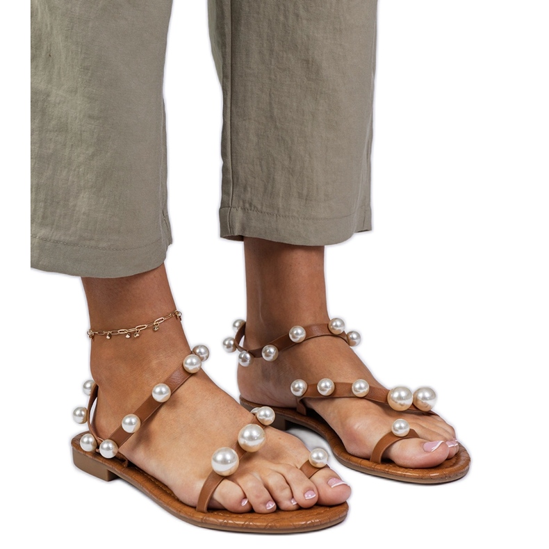 Sandales féminines brunes décorées de perles