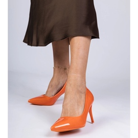 Pompes verni orange sur un talon haut