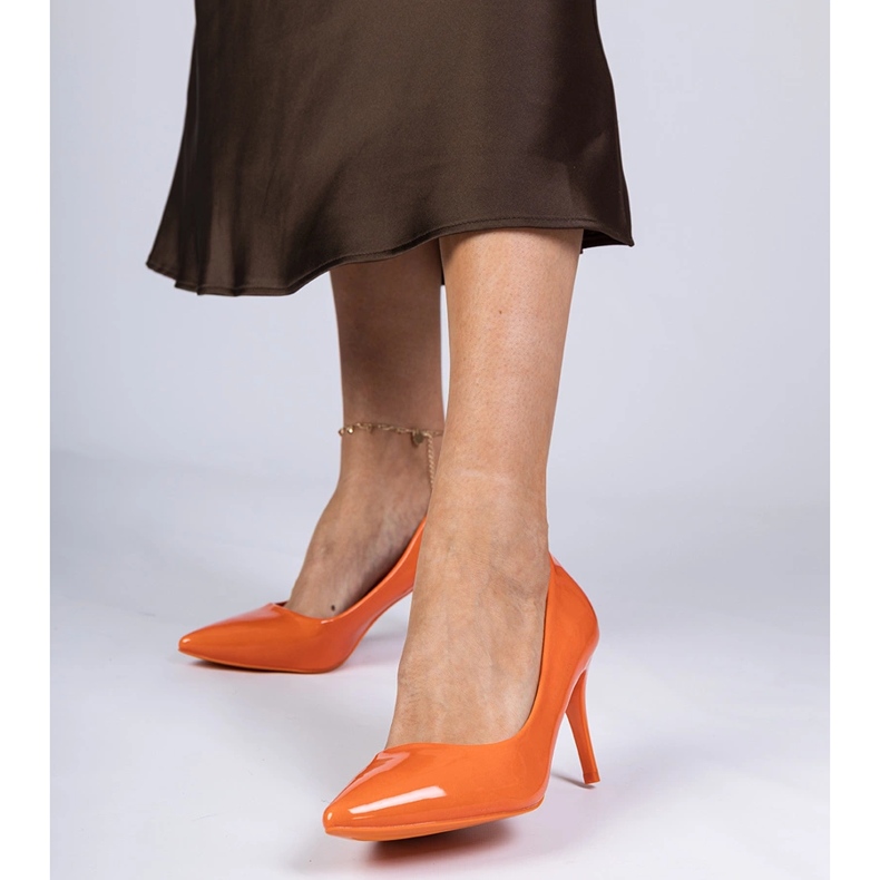 Pompes verni orange sur un talon haut
