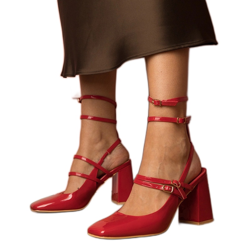 Les pompes rouges ont été vernies sur le poteau Les pompes rouges ont été vernies sur le poteau