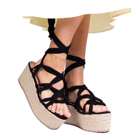 Espadrilles noires sur une plate-forme élevée le noir