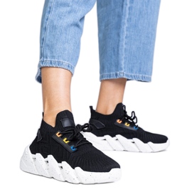 Baskets sportives noires sur une semelle massive