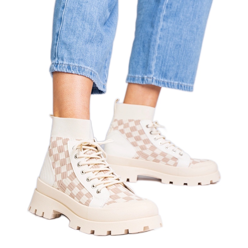 Boots beige baskets sur la plate-forme