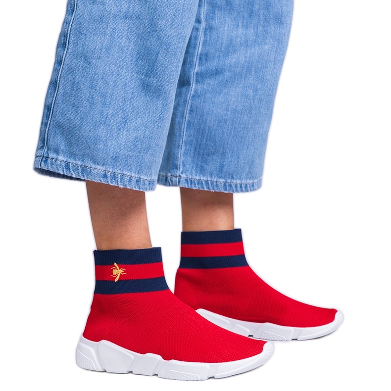 Baskets sportives rouges avec une tige de chaussette