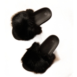 Les tongs des enfants noirs avec de la fourrure