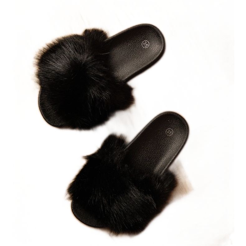 Les tongs des enfants noirs avec de la fourrure le noir