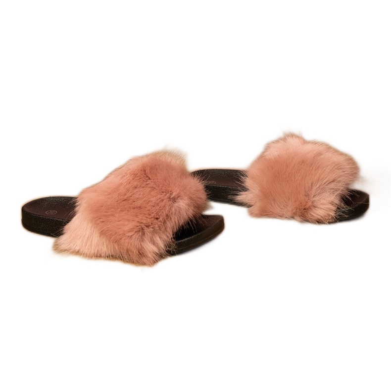 Les tongs des enfants roses avec de la fourrure Les tongs des enfants roses avec de la fourrure