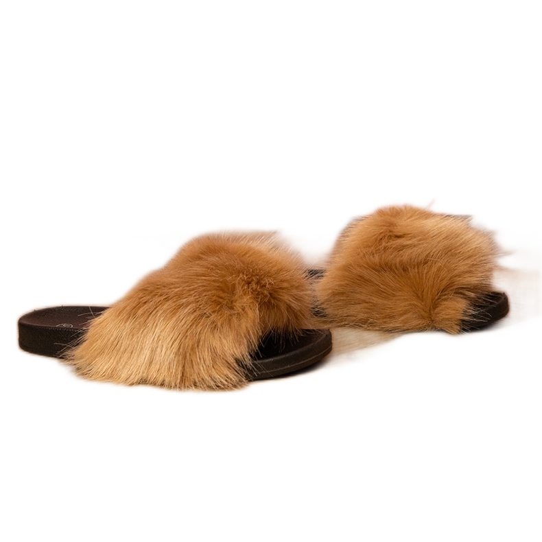 Les tongs des enfants bruns avec de la fourrure Les tongs des enfants bruns avec de la fourrure