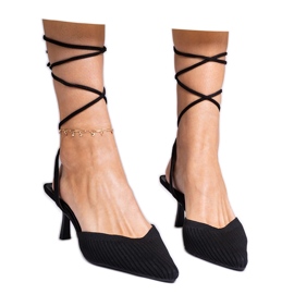 Des pompes de matériau noir sur un talon haut avec ouvert le noir Des pompes de matériau noir sur un talon haut avec ouvert le noir