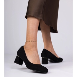 Pompes classiques noires sur un bloc bas